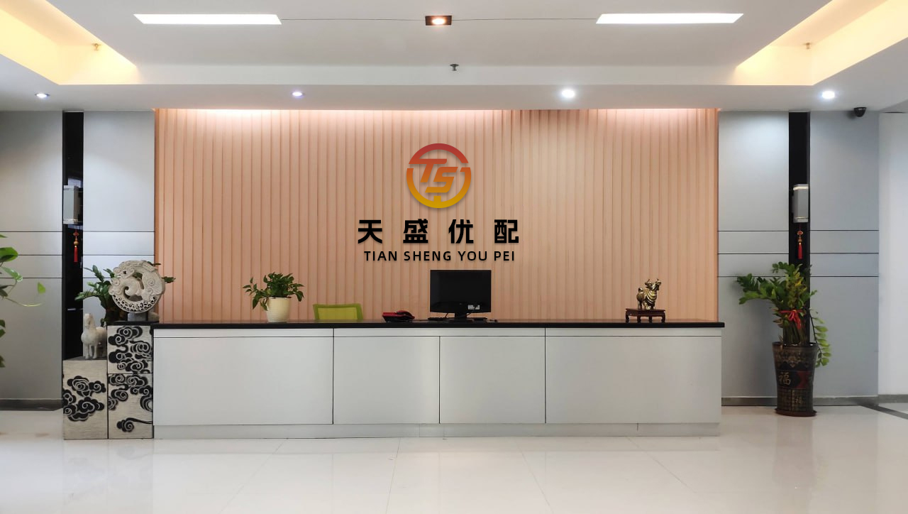启远网  黄多多暑假回国私服绝了！紧身T恤+阔腿裤又飒又美！她也太瘦太挺拔了吧！